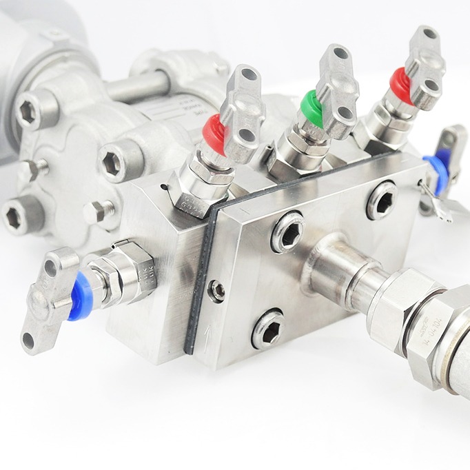 5-way manifold zoom on specific 2 header sensor