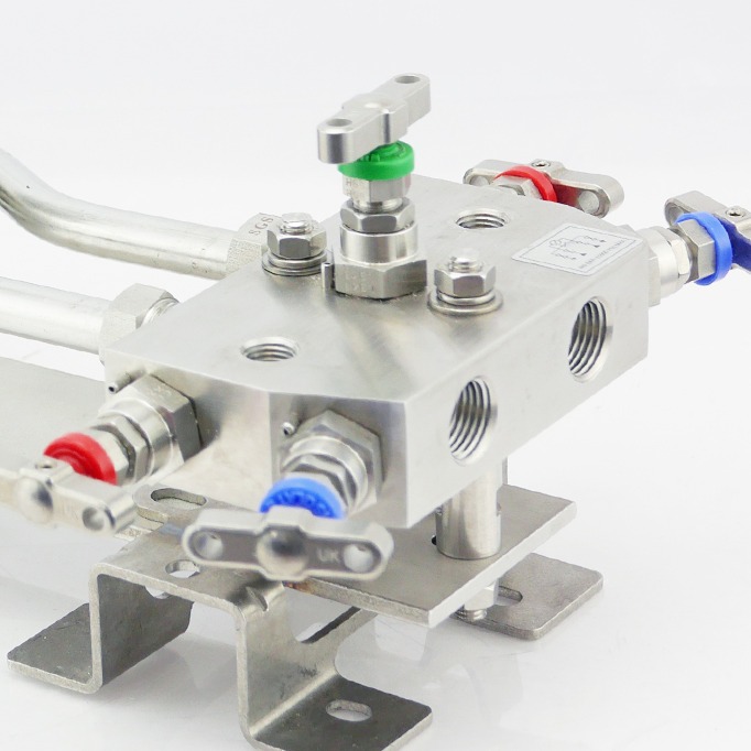 5-way manifold zoom on specific header sensor